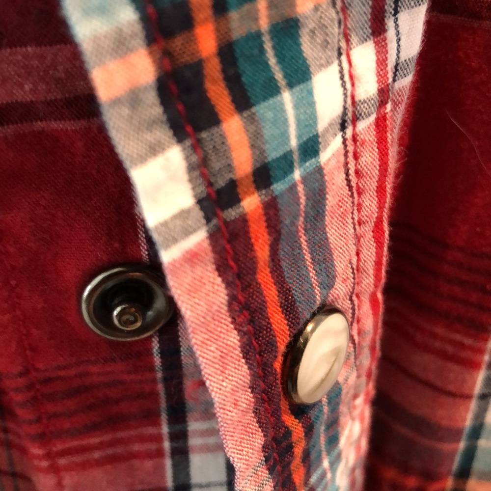 Old Navy red plaid snap front shirt.  XL - Picture 4 of 5